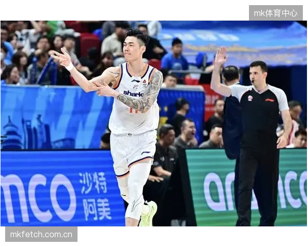 卢伟变阵五小阵容激活洛夫顿，上海队单节净胜28分逆转比赛。